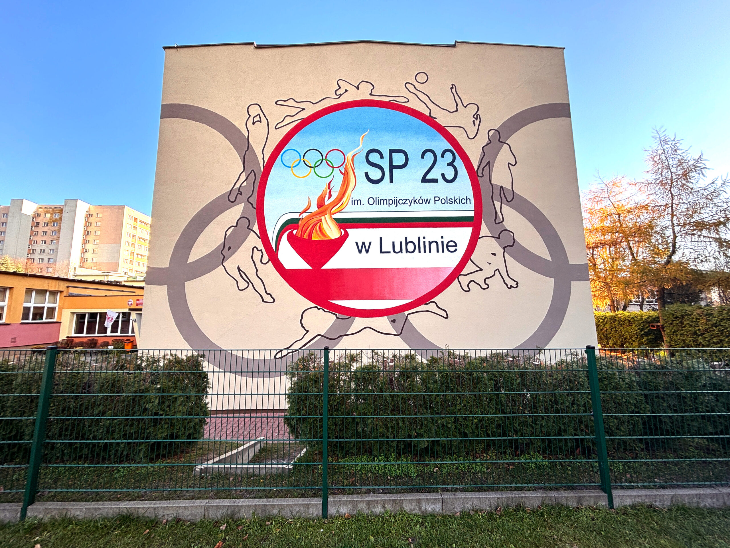 Mural z logo szkoły na ścianie szkoły podstawowej w Lublinie