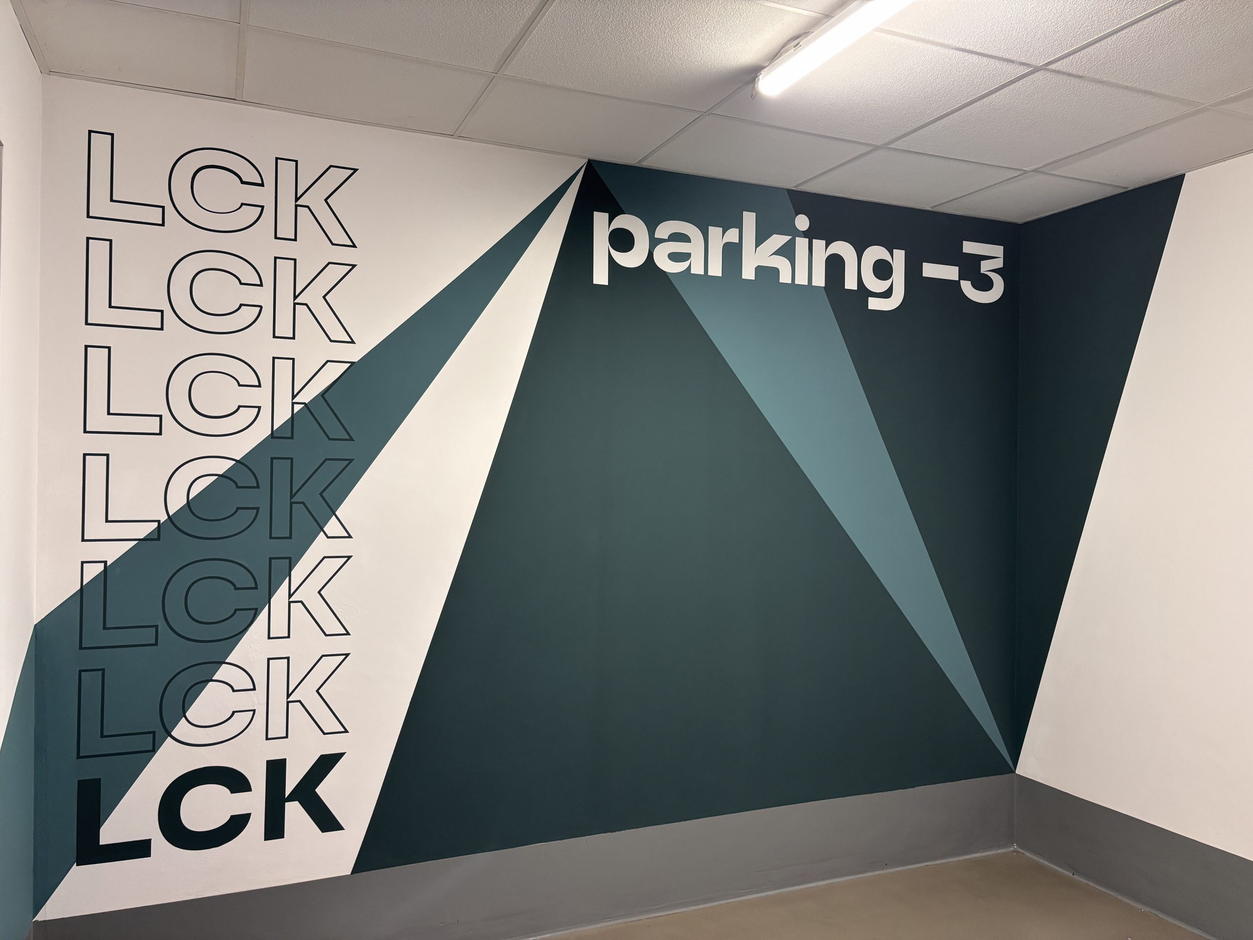 Mural przy windach w budynku LCK