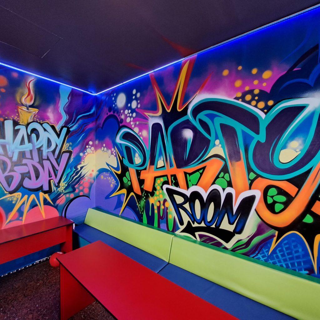 Kolorowy mural graffiti w sali zabaw dla dzieci