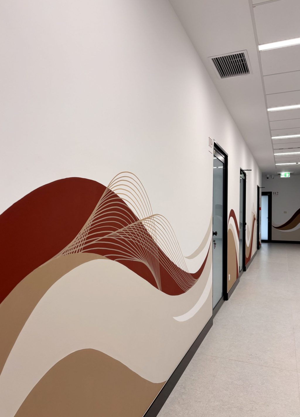 Geometryczne malunki na ścianie placówki medycznej Top Medical